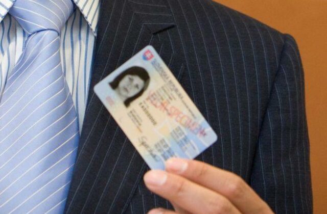 Niektorým občianskym preukazom a dokladom o pobyte cudzinca končí certifikácia. Musíte aj vy požiadať o nový doklad?