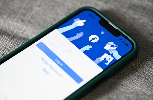 Meta zaplatí miliardy a sprísni pravidlá používania Facebooku a Instagramu pre tínedžerov