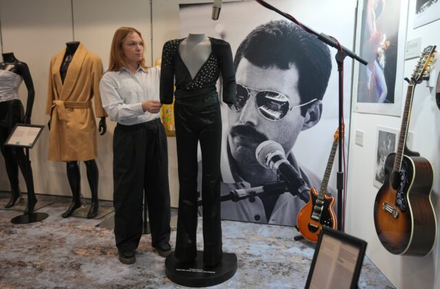 Top foto dňa (23. september 2026): Dražba kostýmu Freddieho Mercuryho, Šantisko, migranti a vojna