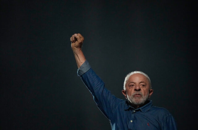 Brazílsky prezident Lula obhájil vo voľbách úrad, jeho súper žiada zrušenie hlasovania