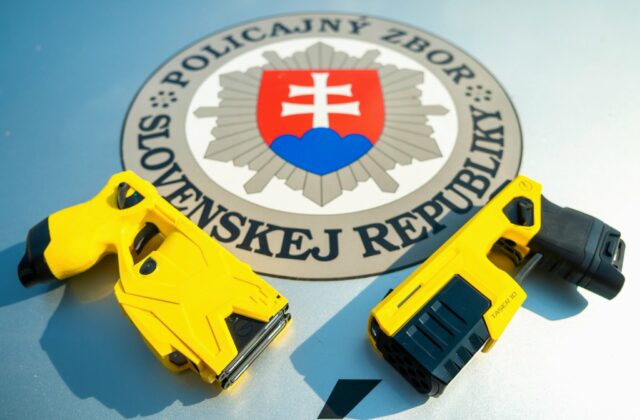 V rámci protidrogovej akcie obvinili štyri osoby. Polícia zaistila metamfetamín, peniaze aj zlato – VIDEO