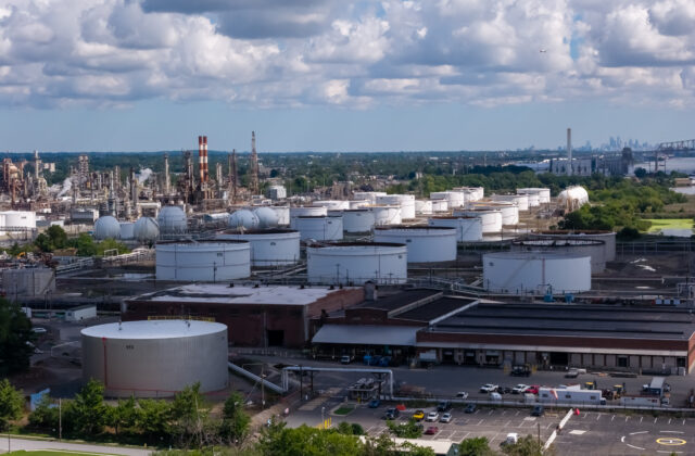 Štáty Európskej únie uvoľnia zo strategických rezerv 42,6 milióna barelov ropy
